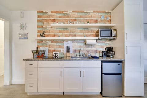 Kitchenette | Coffee Maker | 20-Quart Air Fryer