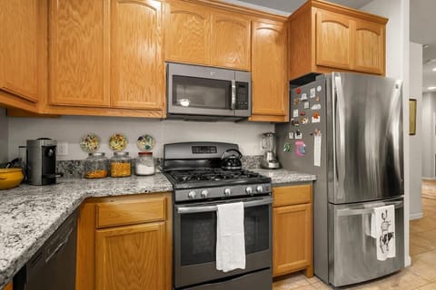 Full kitchen with gas stove & coffee bar