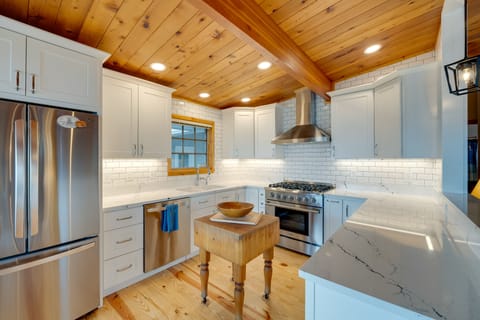 Kitchen | Equipped w/ Cooking Essentials