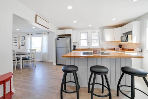 Kitchen | Cooking Basics | Coffee Maker | Paper Towels/Trash Bags Provided