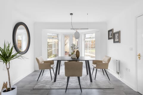 An elegant dining space designed for memorable meals and meaningful moments. With a sophisticated table setting, warm lighting and a seamless connection to the kitchen, it’s the perfect place to gather, share stories and enjoy food in style. Every meal here feels effortlessly refined.