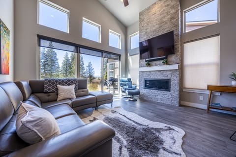 Living room - Perfect For Family Movie Night!