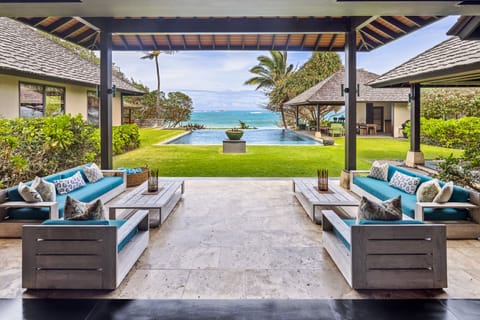 Amazing entry view: Front door straight through the Living room out to the Ocean