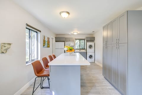 Dining Area | Breakfast Bar | Dishware/Flatware