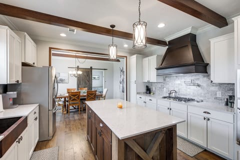 Kitchen | Central Heating & A/C | In-Unit Laundry | 9 Mi to Lake Tansi Beach