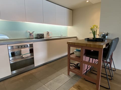 Kitchen and Breakfast Bar