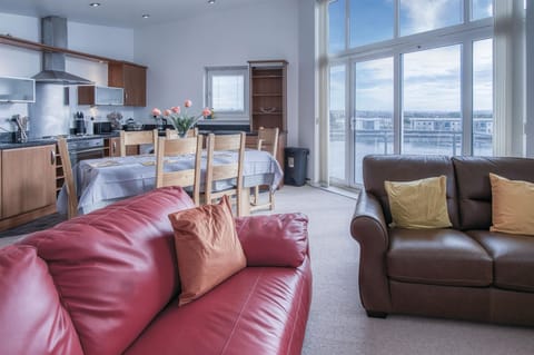 The Penthouse - 3 Bedroom Apartment - Llanelli (3878)