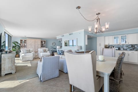 Living Room/Dining Area