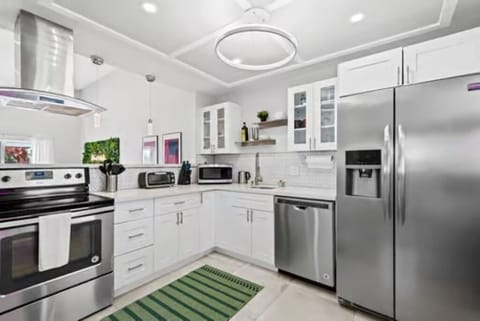 Fully equipped kitchen with a half counter wall