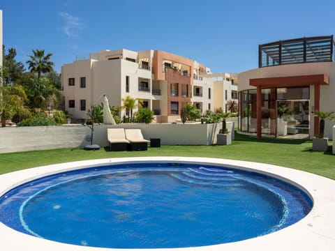 Water, Sky, Plant, Building, Daytime, Property, Azure, Swimming Pool, Blue, Window