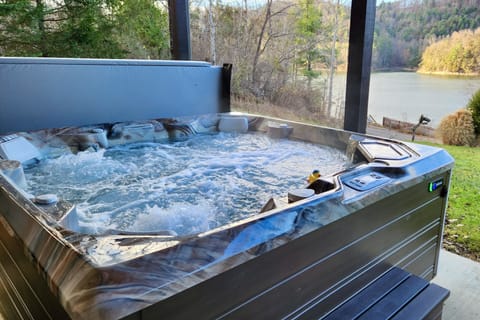 7-person Hot tub