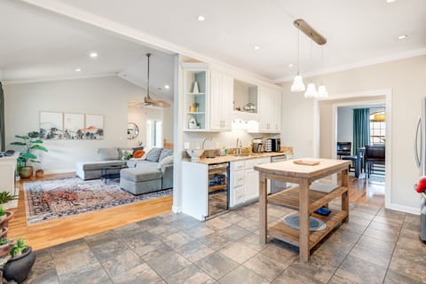 Fully equipped kitchen with wine cooler
