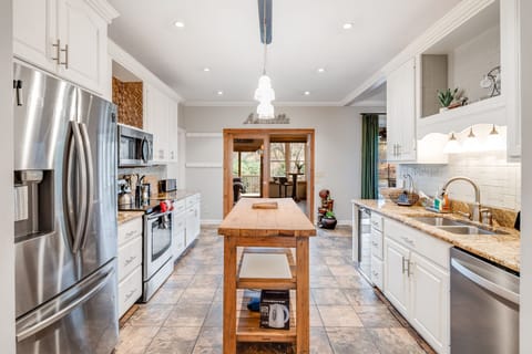 Fully equipped kitchen with wine cooler