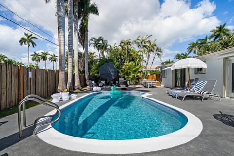 🌴 Tropical Oasis w/Heated Pool | 3 Min to Hollywood Beach | Private Paradise. Key Features Highlight:  Sparkling heated pool with premium loungers Private fenced tropical backyard Resort-style pool deck perfect for sunbathing Peaceful setting under toweri