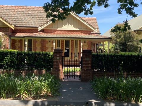 Quiet location, 10 min drive from the CBD parking. 10 min walk to Victoria Park