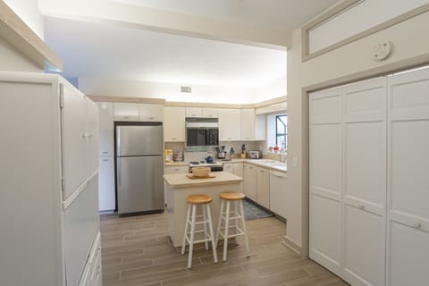 Kitchen with Fridge, Freezer, Dishwasher, Keurig, Microwave and all cooking necessities