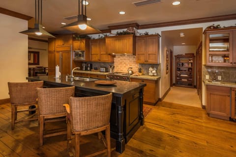 GBL207-03KitchenDining