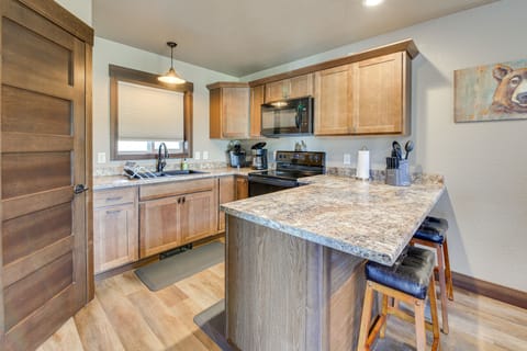Kitchen | Breakfast Bar | Keurig Coffee Maker | Coffee Provided