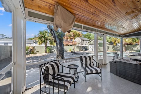 Screened in Patio w/TV