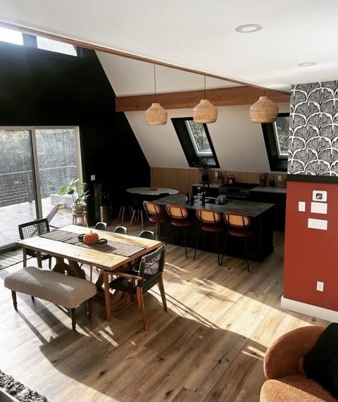 Open floor dining (breakfast nook, island, dining table)