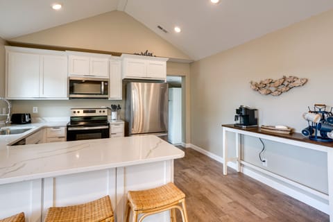 Kitchen | Cooking Basics | Coffee Maker | Paper Towels/Trash Bags Provided