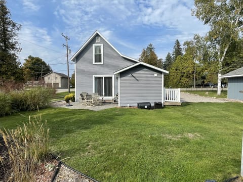 Back patio w/table & chairs.