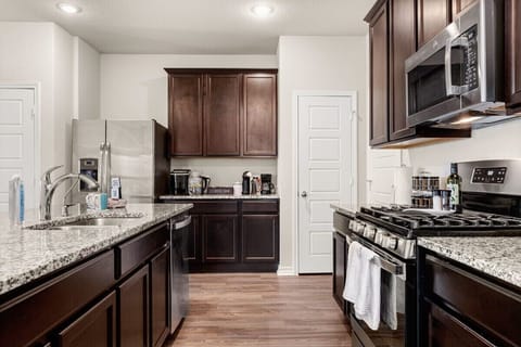 Kitchen: The kitchen is fully equipped, and has all major appliances.