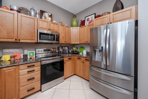 Fully-Equipped Kitchen with Stainless Steel Appliances and Granite Countertops