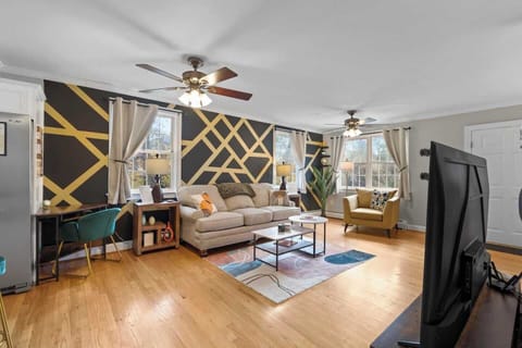 Come & Enjoy our 3 Bedroom, 2 Bath home with (5) Queen beds, uniquely designed, updated, and ready to sleep up to 10. 