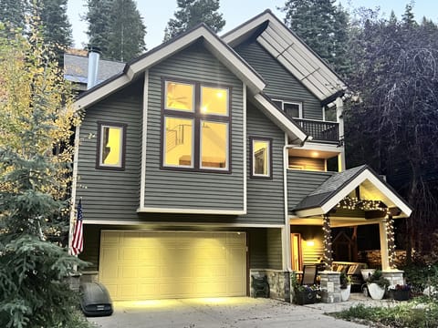 Private Home,3 levels,1 BR& Bath,kitchen,living RM on floor 2, 2 BR on3rd floor.