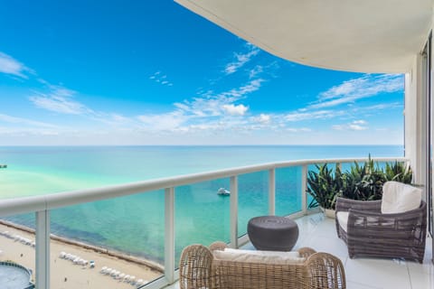 Stunning Ocean View Private Balcony!