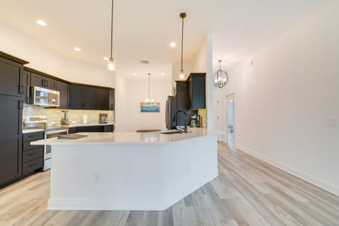 Kitchen | Cooking Basics | Coffee Maker | Paper Towels/Trash Bags Provided