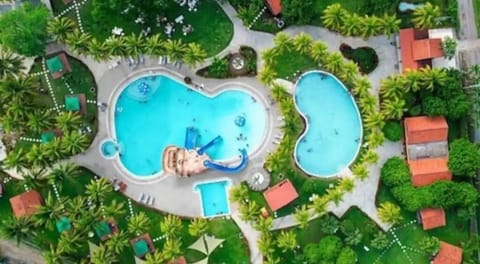 Access to Las Veraneras club (paid access available)