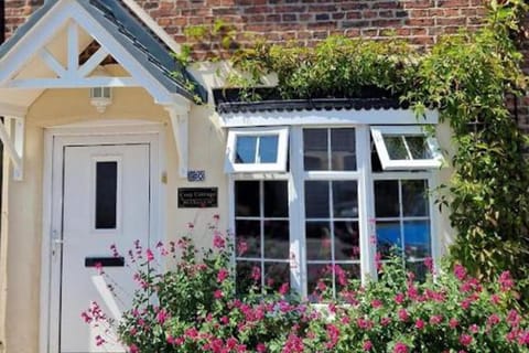 Lovey 2 Bedroom Cosy Cottage in a quiet street in the centre of Bawtry. Decorated and furnished to a high standard with all amenities provided