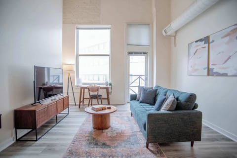 CozySuites 3BR with Direct Skybridge Access