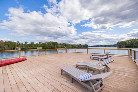 Dock (upper deck)
