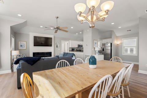 VOH07: Salty Suite | Top Level Dining Area