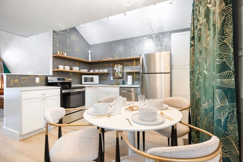 Renovated kitchen/dining area! Perfect to enjoy your meals.