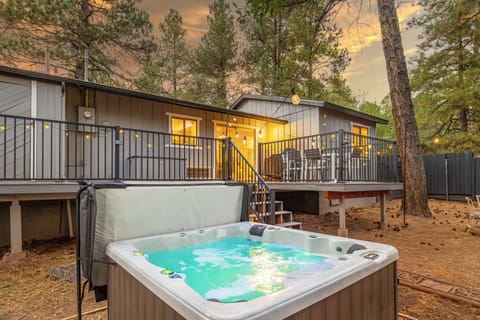 Enjoy the starlit soaks, outdoor dining, and all the cozy cabin vibes!