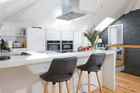 The kitchen and breakfast bar - St Ia