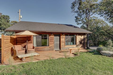 Central Point Vacation Rental | 1BR | 1BA | 500 Sq Ft | 2 Steps to Enter