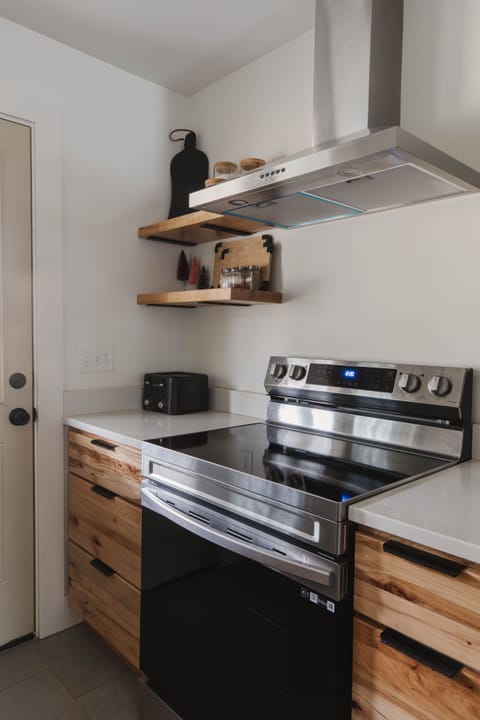 [Kitchen] Oven/Stove, Toaster, Complimentary Coffee & Basis Seasonings.