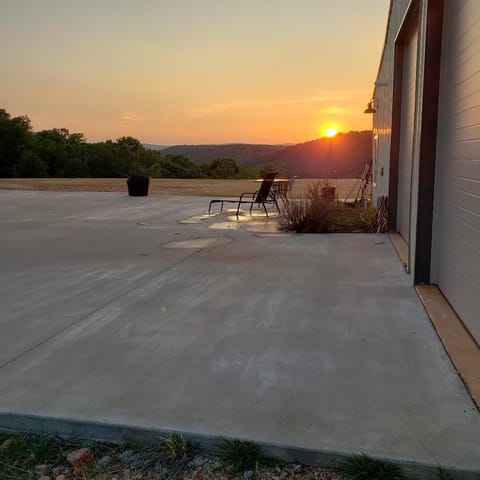 Beautiful unobstructed mountain sunset views!
