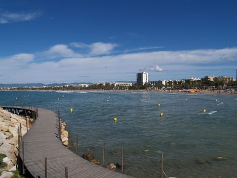 Cloud, Water, Sky, Water Resources, Lake, Coastal And Oceanic Landforms, Skyscraper, Bank, Tower, Horizon