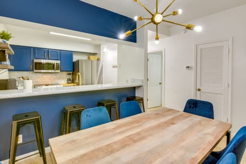 Dining Area | Dishware/Flatware Provided