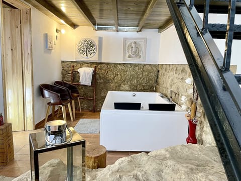 Hidromassagem, aromaterapia disponível e sistema de som