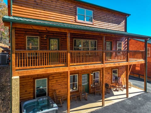 Spacious 5BR Cabin Near Parkway w/ Hot Tub