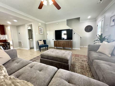 📺 Entertainment Hub
Catch all your favorite shows or football games on the large streaming TV, complete with fast WiFi for seamless viewing and streaming from our large sectional couch, designed to fit everyone in your party. 