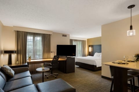 Comfortable Unit with 1 King-size bed or Queen bed. Exact unit will be assigned upon arrival. Views, colors and decor may vary.