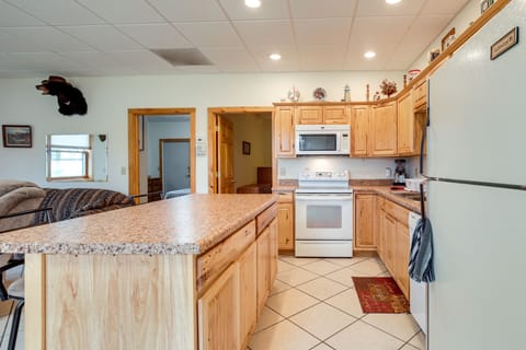 Kitchen | Central Air Conditioning | Free WiFi